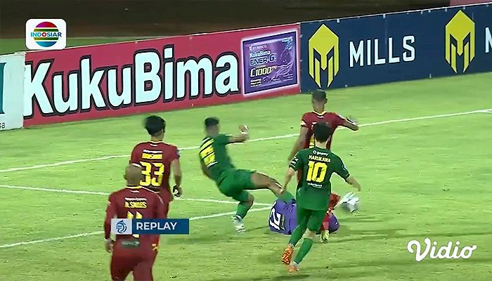 Beda Nasib Ricky Kambuaya dan Rifad Marasabessy yang Sama-sama Tendang Perut Lawan